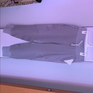 BRAND new never worn lulu lemon joggers 😍